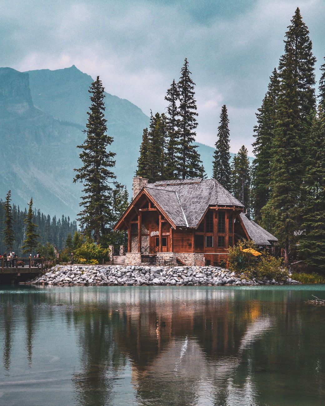 Luxury rustic mountain lodge overlooking pristine lake
